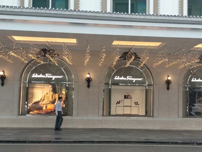 Phố Tràng Tiền, nơi hội tụ của các thương hiệu bán lẻ xa xỉ. Ảnh: Bình Minh.