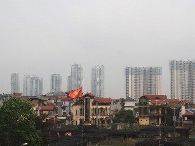 Các dự án nhà ở đang lan ra vùng ngoại vi theo vệt loang đô thị. Ảnh: Bình Minh.