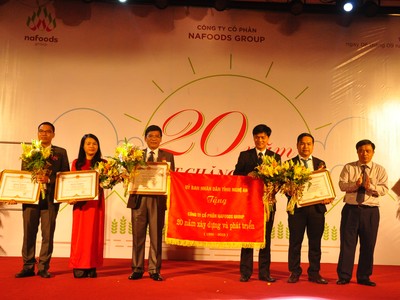 UBND tỉnh Nghệ An tăng Cờ lưu niệm cho Nafoods nhân dịp kỷ niệm 20 năm thành lập Công ty