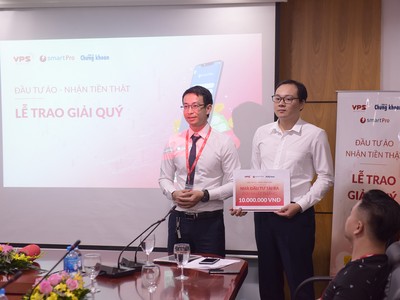 Ban tổ chức trao giải Nhất tháng 10 cho nhà đầu tư Nguyễn Hữu Thanh