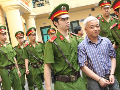 Nụ cười bí hiểm của bầu Kiên trên đường ra xe về trại giam