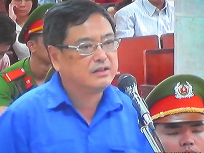 Bị cáo Lê Vũ Kỳ khai trước Tòa chiều 22/5 (ảnh chụp qua màn hình)