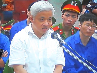 Bị cáo Nguyễn Đức Kiên tại Tòa trong phiên xét xử ngày 22/5 (ảnh chụp qua màn hình)