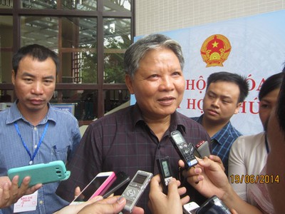 Bộ trưởng Bộ Tư pháp Hà Hùng Cường trả lời báo chí bên hành lang Quốc hội sáng nay (19/6)