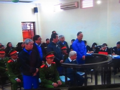 Các bị cáo tại tòa (ảnh chụp qua màn hình)