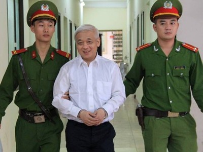 "bầu" Kiên tại hành lang phiên tòa phúc thẩm