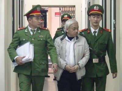 Bị cáo Nguyễn Đức Kiên bị dẫn giải bên hành lang tòa án