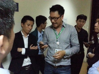 Nhóm người xưng nhân viên VPBank đứng chắn cửa căn hộ 1401 nhà 17T2.
(Cầu Giấy, Hà Nội) - Ảnh: Lao động