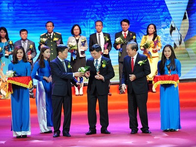 Ông Lê Văn Thanh, Tổng giám đốc CTCP Tôn mạ VNSteel Thăng Long nhận giải Thương hiệu quốc gia 2016. Ảnh Dũng Minh
