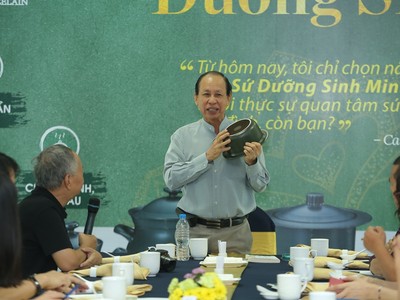 Ông Lý Ngọc Minh, Chủ tịch Công ty TNHH Minh Long I giới thiệu sản phẩm nồi sứ dưỡng sinh