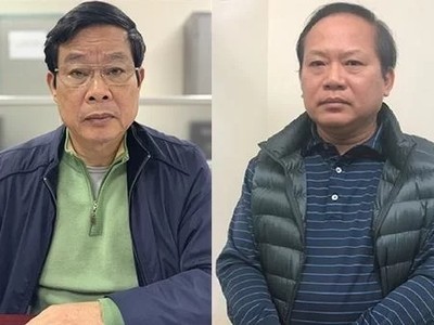 Ông Nguyễn Bắc Son (trái) và ông Trương Minh Tuấn tại cơ quan điều tra khi bị bắt vào tháng 2. Ảnh: Bộ Công an