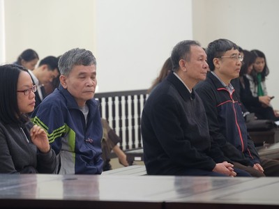 Các bị cáo tại phiên tòa phúc thẩm (Cựu Thứ trưởng Lê Bạch Hồng ngồi  bên ngoài cùng bên phải, đeo kính) 