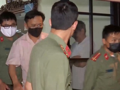 Công an bắt tạm giam ông Nguyễn Minh Khoa (người mặc áo sáng màu đi giữa) chiều tối 13-3 tại nhà riêng của ông này ở TP Sơn La - Ảnh: tuoitre
