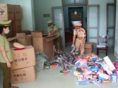 Lực lượng chức năng tỉnh Quảng Bình kiểm đếm số lô hàng không rõ nguồn gốc.
