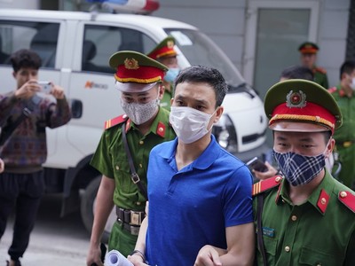 Dẫn giải các bị cáo đến phiên tòa