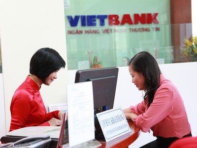 VietBank tặng quà cho khách hàng gửi tiết kiệm