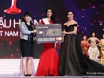 Tổng giám đốc Nam A Bank trao giải thưởng đặc biệt cho Hoa hậu và các Á Hậu hoàn vũ Việt Nam 2015