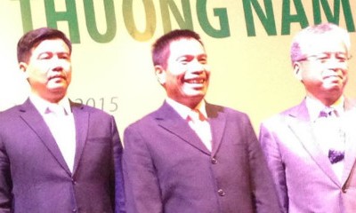 Ông Cao Xuân Ninh (đứng giữa)