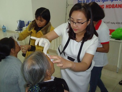 HDBank tài trợ phẫu thuật mắt cho các bệnh nhân nghèo 