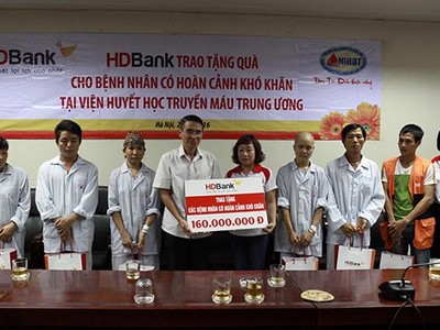 HDBank tặng 200 triệu đồng cho bệnh nhân có hoàn cảnh khó khăn tại Viện Huyết học Truyền máu Trung ương