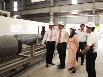 Ông Võ Quốc Thắng (ngoài cùng bên trái) Ông Võ Quốc Thắng - Chủ tịch HĐQT Đồng Tâm Group, giới thiệu đến ông 
Phạm văn Rạnh - Uỷ viên BCH TW Đảng, Bí thư Tỉnh ủy, Chủ tịch HĐND Tỉnh 
Long An cùng khách hàng khi tham quan Nhà máy sản xuất Cọc Bê tông ly 
tâm.