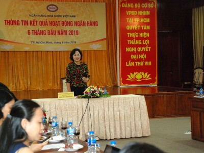 Phó thống đốc NHNN Nguyễn Thị Hồng phát biểu tại buổi gặp mặt báo chí