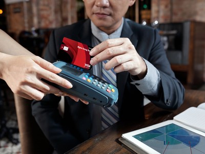  56% người dùng Việt Nam mang ít tiền mặt hơn năm trước