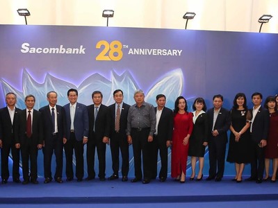 Ông Đặng Văn Thành chụp ảnh với lãnh đạo Sacombank và quan khách tại lễ kỷ niệm. 