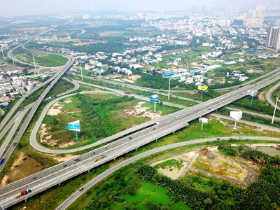 Hạ tầng TP.HCM đã có nhiều cải thiện trong thời gian qua, song vẫn còn nhiều hạ chế. Ảnh: Lê Toàn