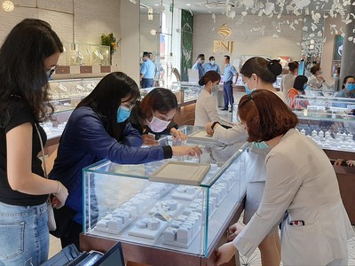 Khách hàng mua vàng và trang sức tại cửa hàng của PNJ