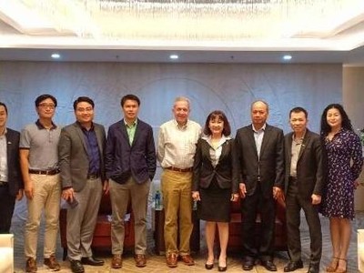 Ông Richard Toman - Chủ tịch của Asia Fresh Division thuộc Dole Asia Holding PTE. LTD., (thứ 5 từ trái sang) và bà Huỳnh Bích Ngọc - Chủ tịch HĐQT TTC Sugar (thứ 4 từ phải sang) cùng các lãnh đạo cấp cao của 2 Công ty trong một cuộc họp tại văn phòng của TTC Suga