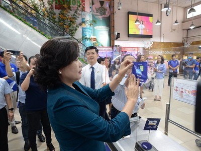 Phó thống đốc Nguyễn Thị Hồng tham gia dán nhãn thanh toán phi tiền mặt tại nhiều điểm bán ở TP.HCM