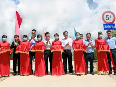 Nguyên Uỷ viên Bộ chính trị, nguyên Chủ tịch nước CHXHCN Việt Nam - ông Trương Tấn Sang, Ban lãnh đạo Vietbank, cùng lãnh đạo địa phương cắt băng khánh thành cầu.