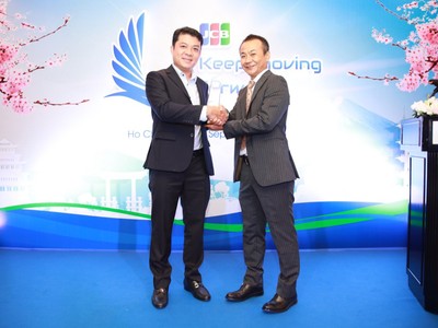 Ông Nguyễn Hoàng - Giám đốc Trung Tâm Thẻ Eximbank (bên trái) nhận giải thưởng từ Ông Shukuin Kazuma - Giám đốc Quốc gia JCB Việt Nam.