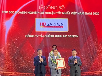 Đại diện HD SAISON nhận chứng nhận PROFIT500 tại Lễ Công Bố