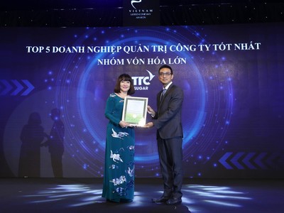 Bà Huỳnh Bích Ngọc – Chủ tịch HĐQT SBT nhận giải Top 5 Doanh nghiệp QTCT tốt nhất nhóm vốn hóa lớn