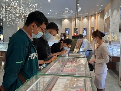 Vàng trong nước cao hơn thế giới 8 triệu đồng/lượng, kéo tỷ giá tự do tăng mạnh