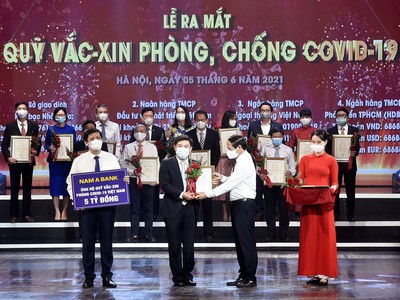 Đại diện Nam A Bank trao tặng 5 tỷ đồng ủng hộ Quỹ Vắc xin phòng, chống Covid-19