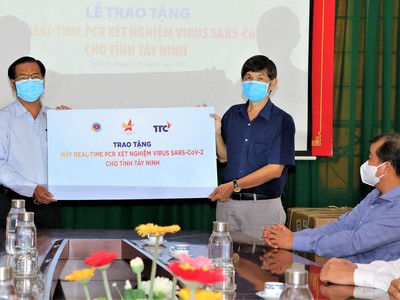 Đại diện Công ty cổ phần Khu công nghiệp Thành Thành Công (áo xanh nhạt) trao biểu trưng tặng máy xét nghiệm Real-time PCR cho lãnh đạo Sở Y tế Tây Ninh