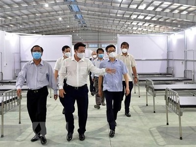 Đại diện lãnh đạo TTCIZ tiếp đón Phó Thủ tướng Vũ Đức Đam đến kiểm tra công tác phòng, chống dịch tại Bệnh viện dã chiến số 1 (tại Khu công nghiệp Thành Thành Công, thị xã Trảng Bàng, tỉnh Tây Ninh) (Ảnh Diệp Trương/TTXVN)