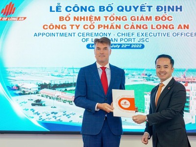 Ông Võ Quốc Huy (phải), Chủ tịch HĐQT Công ty cổ phần Cảng Long An trao quyết định bổ nhiệm vị trí Tổng giám đốc cho ông Peter Hendrik Slootweg, từ ngày 22/7/2022