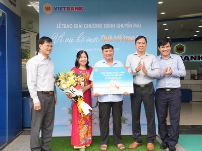 VietBank trao 1 tỷ đồng cho khách hàng trúng giải đặc biệt chương trình "Vi vu hè mới - Quà tới trao tay"