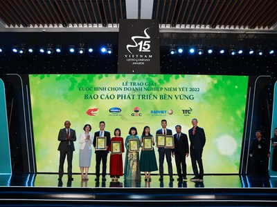 Ban tổ chức VLCA trao giải Top 5 Doanh Nghiệp Quản Trị Công ty Tốt nhất cho Ban Lãnh Đạo GEC