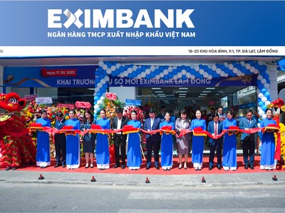 Đại diện cơ quan ban ngành tại địa phương cùng Ban Lãnh đạo Eximbank cắt băng khánh thành trụ sở mới.