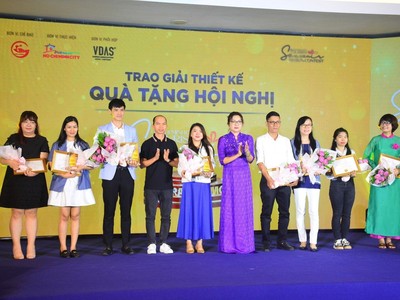 Bà Bùi Thị Ngọc Hiếu (áo dài tím) và các đơn vị đồng hành chụp ảnh lưu niệm cùng các thí sinh đạt giải nhất, nhì, ba trong bảng Quà tặng Hội Nghị