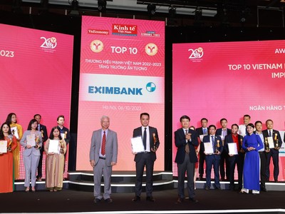 Ông Nguyễn Cảnh Anh (chính giữa), thành viên HĐQT đại diện Eximbank nhận chứng nhận Top 10 Thương hiệu mạnh – Tăng trưởng ấn tượng năm 2023. Ảnh: Eximbank
