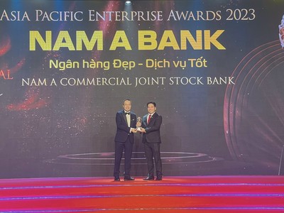 Đại diện Nam A Bank – Ông Trần Khải Hoàn, Phó Tổng Giám đốc thường trực nhận giải thưởng từ Ban tổ chức