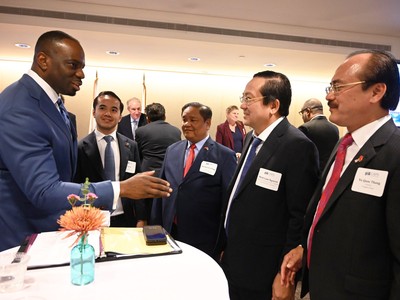 Phó chủ tịch UBND tỉnh Long An Nguyễn Minh Lâm trao đổi với ông Toks Omishakin, Bộ trưởng Giao thông - Vận tải bang California.