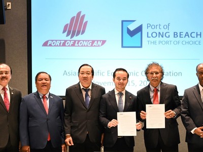 Lãnh đạo 2 cảng ký kết hợp tác dưới sự chứng kiến của lãnh đạo tỉnh Long An, đại diện Dongtam Group và ông Samuel Assefa, Giám đốc Văn phòng Thống đốc, Ban Kế hoạch nghiên cứu tiểu bang California (ngoài cùng bên phải).