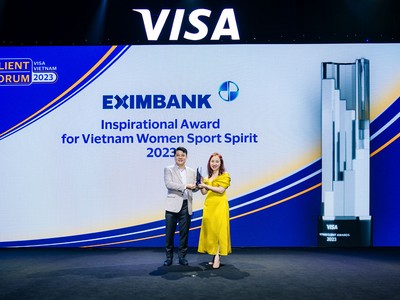 Bà Nguyễn Trần Kim Chi, Giám đốc phụ trách Marketing Việt Nam & Lào của Visa trao tặng giải thưởng cho đại diện Eximbank – Ông Nguyễn Hoàng, Giám đốc Trung tâm Thẻ Eximbank